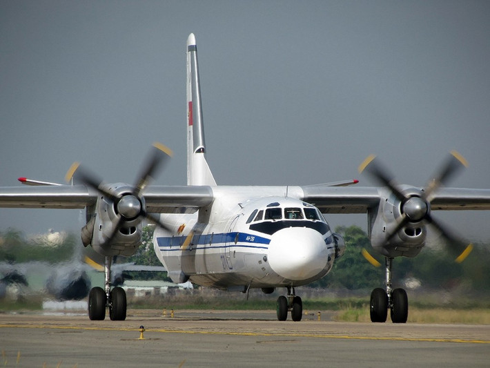 An-26 vẫn là loại máy bay vận tải số một trong biên chế Không quân Việt Nam bên cạnh CASA C295. Hiện tại trong biên chế Không quân Việt Nam đang có 30 chiếc An-26 với số lượng CASA C-295 chỉ là vỏn vẹn ba chiếc. Nguồn ảnh: Nos.