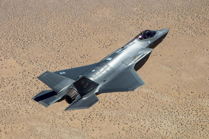 Cuối cùng là chiến đấu cơ F-35 của Không quân Mỹ, loại chiến đấu cơ này được coi là chiến đấu cơ tai tiếng nhất trong lịch sử với một loạt các sự cố nghiêm trọng được phát hiện ra trong suốt quá trình thiết kế cũng như trong quá trình sản xuất nó. Nguồn ảnh: Pinterest.