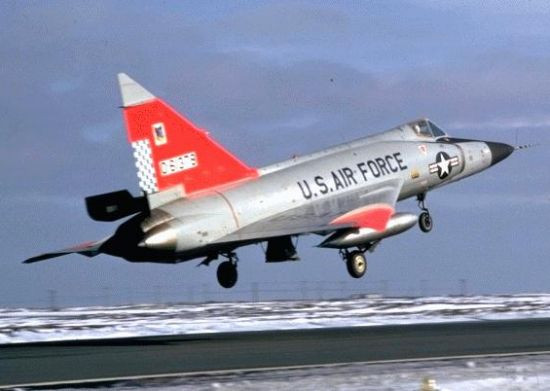 Đáng buồn là hệ thống động cơ của F-102 lại không thể đưa nó vượt qua được tốc độ siêu âm kèm theo đó là việc máy bay có thể dễ dàng bị bẻ gẫy hoặc hư hại nặng phần thân nếu cố thực hiện các động tác nhào lộn ở tốc độ cao. Nguồn ảnh: History.