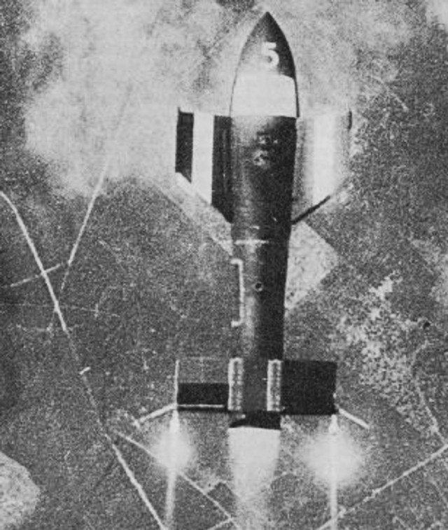 Phải tới tháng 9/1943, tuần dương hạm hạng nhẹ USS Savannah của Hải quân Mỹ mới trở thành nạn nhân đầu tiên của bom thông minh trong lịch sử chiến tranh khi nó bị Fritz X đánh trúng trong lúc tấn công vào Salerno. Pha đánh trúng mục tiêu đầu tiên của Fritz X đã đánh trúng vào kho đạn của Savannah và khiến 197 thuỷ thủ đoàn Mỹ thiệt mạng ngay lập tức. Nguồn ảnh: Bombing.