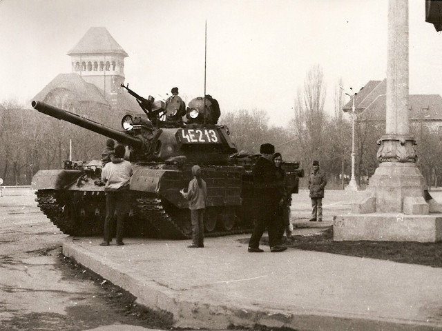 Được Romania nghiên cứu phát triển trong thời gian suốt từ năm 1978 cho tới tận năm 1986, xe tăng chiến đấu chủ lực TR-85 được bắt đầu sản xuất hàng loạt từ năm 1986 tới tận khi Liên Xô tan ra. Nguồn ảnh: History.