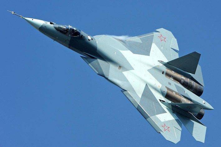 Theo đó, trọng tâm của kế hoạch nâng cấp chiến đấu cơ Su-57 lần này là tập trung vào hệ thống buồng lái với việc cải tiến giúp phi công có tầm nhìn tốt hơn trong không chiến nhưng cũng giúp Su-57 giảm thiểu bị phản xạ sóng radar, tăng khả năng tàng hình. Nguồn ảnh: Tumbler.