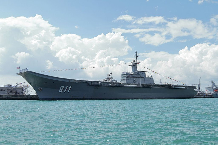 Tuy nhiên trên thực tế, tàu sân bay HTMS Chakri Naruebet lại chỉ mang tính biểu tượng là chính khi toàn bộ số máy bay được bán kèm tàu bị loại biên sau 10 năm phục vụ (chủ yếu đắp chiếu do thiếu ngân sách vận hành). Nguồn ảnh: QQ.