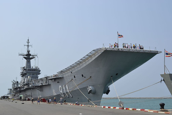 Về mặt lý thuyết, HTMS Chakri Naruebet được trang bị tổng cộng 6 máy bay chiến đấu cất cánh đường băng ngắn, hạ cánh thẳng đứng loại AV-8S cùng 6 trực thăng đa nhiệm loại S-70B SeaHawk. Nguồn ảnh: QQ.