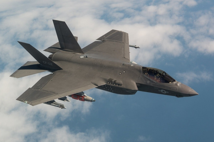 Vừa qua tại căn cứ không quân Luke gần Phoenix thuộc bang Arizona, Mỹ, phi công bay thử nghiệm tiêm kích F-35A của Không quân Mỹ đã có màn trình diễn cực kỳ mãn nhãn động tác cơ động rắn hổ mang quay đầu trên không rất hiếm thấy. Nguồn ảnh: Ins.