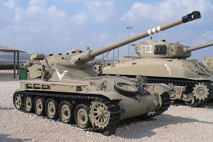 Nếu như ARL 44 chưa chắc đã là loại xe tăng hạng nặng hiện đại nhất thế giới thì AMX-13 lại xứng đáng là loại xe tăng hạng nhẹ hiện đại nhất mà Pháp từng cho ra đời. Đây là một trong những loại xe tăng đầu tiên trên thế giới có hệ thống nạp đạn tự động khi nó ra đời vào năm 1951. Nguồn ảnh: Warhistoryonline.