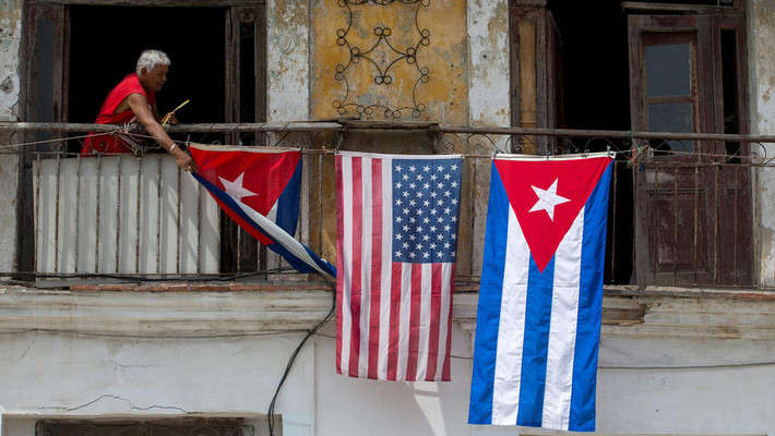 Người dân treo cờ Mỹ và cờ Cuba ở ban công.