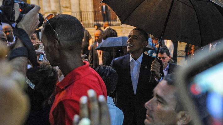 Ông Obama vui vẻ nói chuyện với khách du lịch và người dân Cuba tại Quảng trường Nhà Thờ.