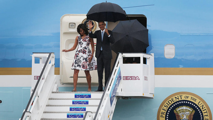 Ngày 20/3/2016 đánh dấu mốc quan trọng trong quan hệ Mỹ-Cuba, khi Tổng thống Obama chính thức thăm Cuba hai ngày. Ảnh: Tổng thống Obama và Đệ nhất phu nhân Michelle xuống sân bay Jose Marti tại Thủ đô La Habana.