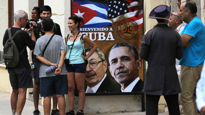 Một tấm biển in hình Tổng thống Obama và Chủ tịch Raul Castrol gần Nhà Thờ ở phố cổ tại La Habana.