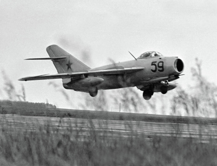 Máy bay tiêm kích MiG-17 cất cánh từ một căn cứ không quân. Loại máy bay này đã được viện trợ cho Không quân Nhân dân Việt Nam trong kháng chiến chống Mỹ góp phần bắn hạ nhiều chiến đấu cơ hiện đại của Đế quốc Mỹ.