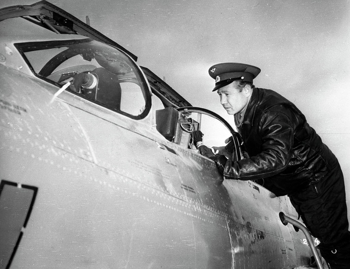 Du hành gia vũ trụ Liên Xô Alexei Leonov chuẩn bị bắt đầu chuyến bay huấn luyện với chiếc MiG-21.
