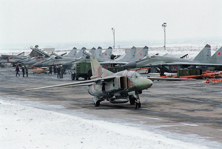 Tiêm kích đánh chặn cánh cụp cánh xòe MiG-23 đỗ ở khu vực hạ cánh của trung tâm bồi dưỡng Lipetsk.