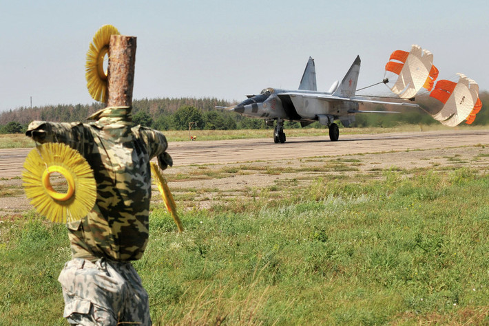 MiG-25 hạ cánh xuống căn cứ Baltimor ở tỉnh Voronezh thuộc Nga. Đây là loại tiêm kích nhanh nhất thế giới của Liên Xô (Nga) với tốc độ Mach 3,2.
