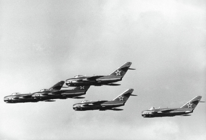 Tiêm kích huyền thoại MiG-15 bay trình diễn trong khuôn khổ Liên hoan Văn hóa và Thể thao của Không quân Đông Đức diễn ra vào 3/9/1957 ở Cottbus.