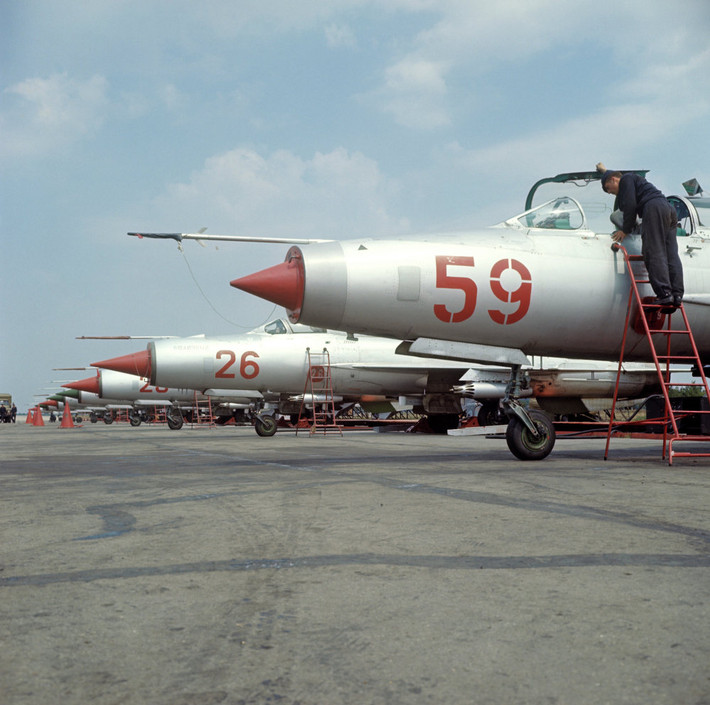 Tiêm kích huyền thoại MiG-21 đậu ở một căn cứ. Ra đời từ những năm 1950, nhưng tới tận hôm nay vẫn có hàng chục quốc gia sử dụng các phiên bản của MiG-21.