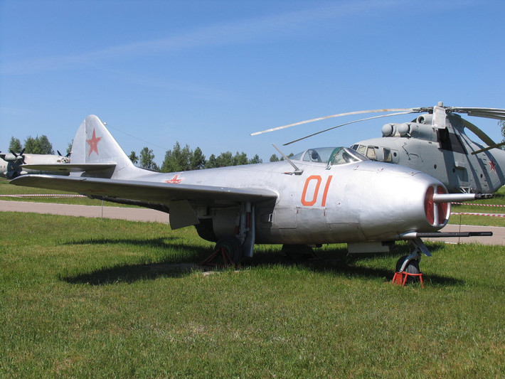 MiG 9 – máy bay chiến đấu trang bị động cơ phản lực đầu tiên của Liên Xô trưng bày ở Bảo tàng Không quân Liên bang Nga ở Monino.