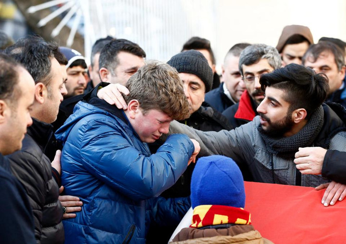 Đêm đó, hai tay súng cải trang ông già Noel đã xả súng điên cuồng trong hộp đêm Reina ở thành phố Istanbul, khiến ít nhất 35 người thiệt mạng và 40 người khác bị thương. Vào lúc đó, có khoảng 700-800 người đang ở hộp đêm để đón năm mới. Ảnh: Đám tang nạn nhân Ayhan Arik, một người thiệt mạng trong vụ xả súng đó. Ảnh The Sun