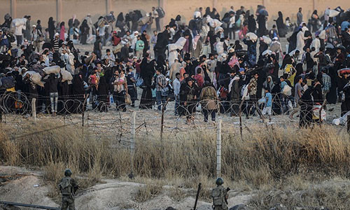Các chiến binh phiến quân IS ngăn dân Syria chạy sang lãnh thổ Thổ Nhĩ Kỳ dưới sự bất lực của các binh lính nước bạn.