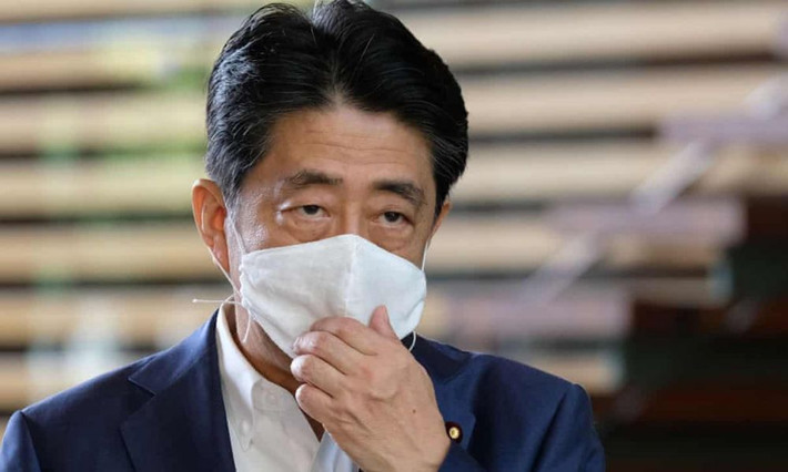 Ông Shinzo Abe cho biết đang sử dụng một loại thuốc mới để điều trị bệnh viêm loét đại tràng kinh niên. Tuy nhiên, loại thuốc này đòi hỏi ông phải được điều trị liên tục, và các bác sĩ cũng không thể đảm bảo rằng sức khỏe ông chắc chắn sẽ cải thiện.