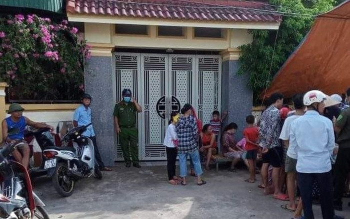 3. Phó trưởng công an huyện thừa nhận nợ tiền người giúp việc: Ông Trần Đình Đức, nguyên Phó trưởng Công an huyện Thanh Chương đã thừa nhận có cầm tiền của người giúp việc và trả lại trước 162 triệu đồng, hứa 2 tháng nữa sẽ trả đủ. Chị Ngô Thị Chung từng giúp việc cho gia đình ông Đức, nhiều lần đưa tiền cho vợ chồng ông này để nhờ mua đất, tổng số tiền hơn 680 triệu đồng mà không có giấy tờ. Bất đắc dĩ, chị phải dựng rạp trước cổng nhà để đòi.