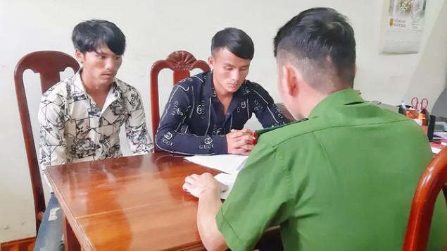 2. Bị người yêu cũ rủ hàng xóm hiếp dâm: Công an huyện Điện Biên Đông (Điện Biên) cho biết, ngày 13/8, chị M. (SN 1997; ngụ bản Háng Trợ) đang ngủ cùng con bị 2 nam thanh niên lẻn vào hiếp dâm. Cả 2 người đều sinh sống trong bản, là hàng xóm của nhau. Một trong hai người còn là người yêu cũ của nạn nhân. Cả 2 đều đã ly hôn vợ và không có nghề nghiệp ổn định. Lợi dụng chồng chị M. đi tù, cả hai rủ nhau thực hiện hành vi trên.