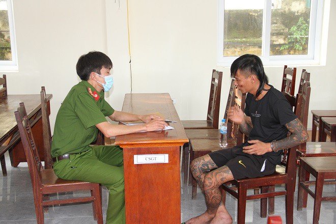 4. Ngáo đá tra khảo vợ và con bằng súng: Công an huyện Phù Cừ (Hưng Yên) khống chế được Lê Anh Văn (SN 1990, trú tại xã Tống Phan) khi đang dùng súng tra khảo vợ và con trai. Do sử dụng ma túy khiến Văn bị ảo giác, lo sợ mình bị theo dõi, vây bắt nên dùng súng gây thương tích cho vợ, sau đó nhốt và đe dọa sẽ giết nếu tự ý đi ra ngoài. Văn có 1 tiền án về tội đe dọa giết người. Người từng bị Văn đe dọa chính là con trai.