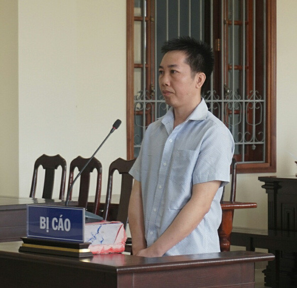 1. Cựu đại úy cảnh sát cơ động lừa chạy việc: TAND TP Cần Thơ tuyên phạt Trần Hoàng Huy (40 tuổi, nguyên đại úy cảnh sát cơ động) 12 năm tù về hai tội "lừa đảo chiếm đoạt tài sản" và "sử dụng con dấu hoặc tài liệu giả của cơ quan, tổ chức". Từ 3/2015 đến 1/2016, khi còn công tác tại Trung đoàn Cảnh sát cơ động Tây Nam bộ, do cần tiền tiêu xài, Huy lừa xin việc vào đơn vị tổng 820 triệu đồng. Mỗi bộ hồ sơ được Huy ra giá 160 triệu đồng.