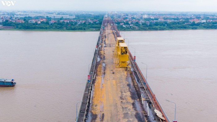 Đồng thời dự án thực hiện thay thế các khe co giãn đã bị hư hỏng, sửa chữa lề bộ hành, hệ thống thoát nước và hệ thống an toàn giao thông.