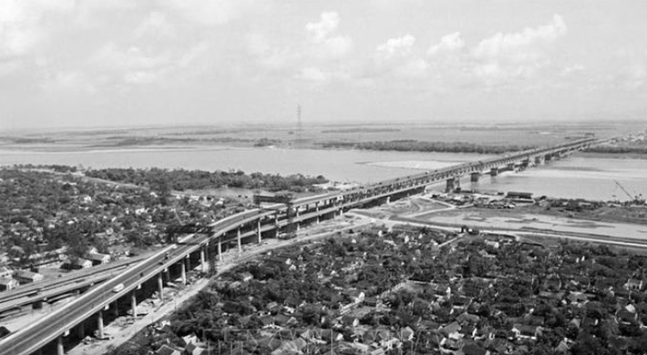 Các đơn vị tham gia thi công gồm: Xí nghiệp Liên hợp Cầu Thăng Long (thi công chủ yếu tại hiện trường); Nhà máy Cầu Va-ri-nhứt Liên Xô (Nhà máy chế tạo dầm thép); Liên hiệp các Xí nghiệp xây dựng giao thông khu vực I và II (đơn vị rải bê tông nhựa mặt cầu). Chủ đầu tư công trình cầu Thăng Long là Bộ Giao Thông -Vận tải.