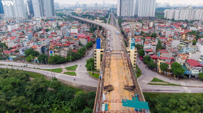 Hiện nay cầu Thăng Long đang được tạm dừng lưu thông để sửa chữa. Dự án sửa chữa cầu Thăng Long do Tổng cục Đường bộ làm chủ đầu tư sẽ thực hiện gia cường mặt cầu thép hiện tại, hàn các đinh neo thép vào bản mặt thép và lắp đặt lưới thép. Sau đó đổ lớp bê tông siêu tính năng (UHPC) có cường độ chịu nén, chịu kéo cao, chiều dày tối thiểu 6cm. Tiếp theo sẽ thảm lớp bê tông nhựa polymer phía trên.