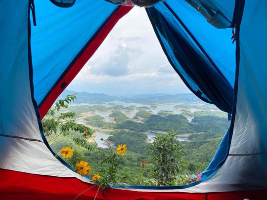 Hồ Tà Đùng được xem là điểm du lịch sinh thái lý tưởng cho những người yêu thiên nhiên, yêu sự hoang dại của rừng núi. Ảnh: NguyenThong