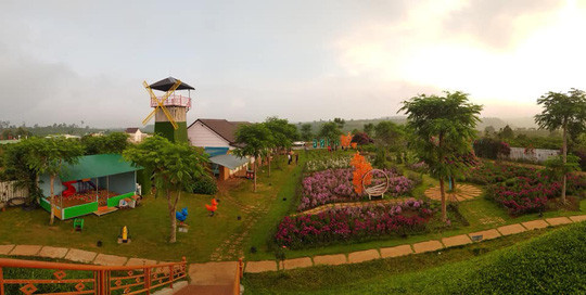 Ngoài du lịch sinh thái - văn hóa, xung quanh hồ Tà Đùng còn có những dịch vụ du lịch rất đa dạng như khu vui chơi, giải trí, du lịch thể thao - mạo hiểm và du lịch sinh thái kết hợp nghỉ dưỡng.