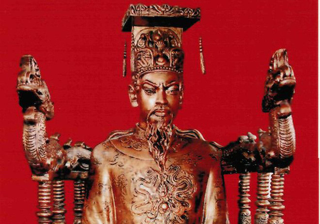 Trần Thái Tông là vị vua đầu tiên của nhà Trần. Theo sách "Đại Việt sử ký toàn thư", 6 tuổi, ông lấy vợ và lập hoàng hậu. Ảnh: Wikipedia.