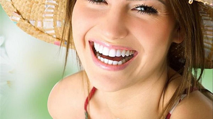 Hàm răng thẳng đều có trật tự: Một người phụ nữ có hàm răng đều trật tự thì đó là người có đầu óc thông minh biết kiểm soát cuộc sống tốt. Những người này họ có thể dựa vào 2 thế mạnh là sự thông minh và dẻo miệng để đạt được thành công trong sự nghiệp.