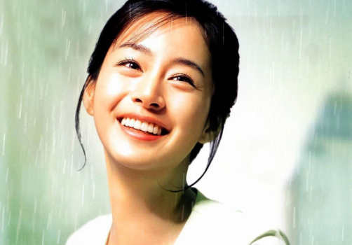 Trán cao và rộng lớn: Một người phụ nữ thông minh thường có tướng trán cao rộng, nhìn qua khuôn mặt ta thấy vùng trán vô cùng sáng bóng. Chính nơi đây sẽ thu hút năng lượng tích cực nhiều nhất trên khuôn mặt phụ nữ và thể hiện được bản lĩnh của họ.