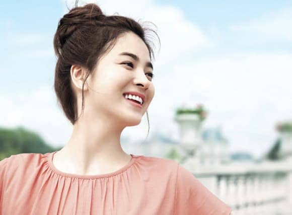 Một người phụ nữ sở hữu gò má đầy đặn, cao, tròn và thanh, không lộ xương là tướng gò má đẹp. Họ sẽ đạt được nhiều thành công trong sự nghiệp ở tuổi trung niên giàu có dư dả.