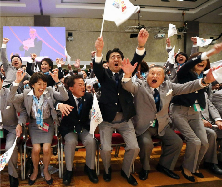 Đoàn Nhật ăn mừng ở Buenos Aires tháng 9/2013 khi Tokyo được chọn làm nơi đăng cai Olympic mùa hè 2020. Ảnh: Kyodo.