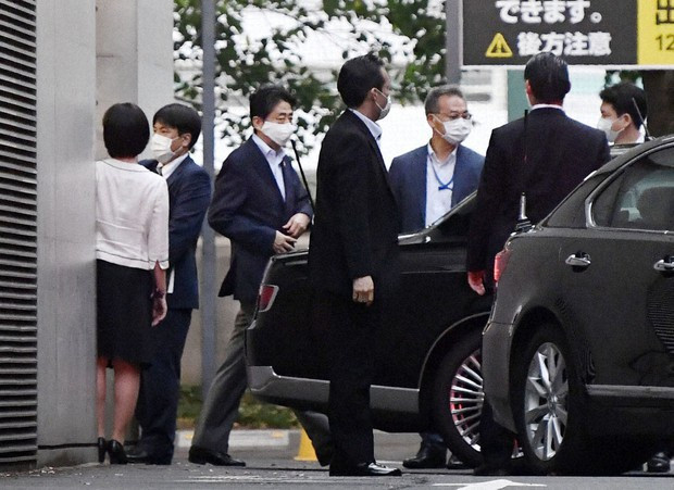 Ngày 17/8, ông Abe (thứ ba từ trái sang) xuất hiện tại Bệnh viện Đại học Keio ở Tokyo, làm dấy lên lo ngại về tình trạng sức khỏe của ông. Thời điểm đó, nhà lãnh đạo 65 tuổi đã làm việc hơn 130 ngày không nghỉ ngơi. Ảnh: Kyodo.