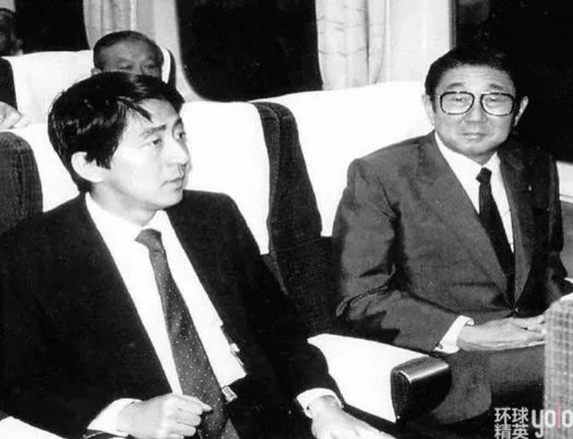 Sau khi tốt nghiệp ngành khoa học chính trị tại Đại học Nam California (Mỹ), ông Abe trở về Nhật, tham gia tích cực trong đảng Dân chủ Tự do (LDP) và từ năm 1982 trở thành thư ký cho cha, khi đó là Ngoại trưởng Nhật Bản Shintaro Abe. Đến năm 1993, ông giành được ghế trong Hạ viện và đảm nhận một loạt chức vụ trong chính phủ. Tư tưởng cứng rắn của ông với Triều Tiên nhận được sự ủng hộ mạnh mẽ của LDP. Năm 2003, ông Abe được bổ nhiệm làm tổng thư ký đảng LDP. Ảnh: Getty.