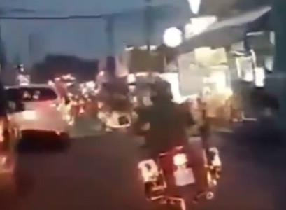 2. Ăn cắp xe ô tô trong tình trạng ngáo đá: Công an huyện Long Thành (Đồng Nai) đang tạm giữ đối tượng lấy trôm xe ô tô Madza CX5 màu trắng biển số 60A-565.29. Khi chạy trốn, đối tượng bị 2 xe mô tô của cảnh sát chặn ngang đường và đã tông vào 2 xe môtô này. Khi chặn bắt, cơ quan chức năng phát hiện người lái đang trong tình trạng “ngáo đá”.