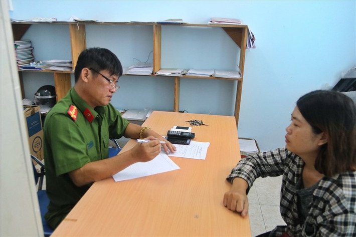 9. Giả vờ bị đánh thuốc mê, cướp tài sản: Công an xã Vĩnh Lương (TP Nha Trang, Khánh Hòa) cho biết, bà C. thừa nhận đã dựng lên câu chuyện bị đánh thuốc mê ven đường và bị cướp 210 triệu cùng hoa tai, nhẫn vàng. Do trước đó C. chơi đề, bị giật hụi nên nợ chủ đề 150 triệu đồng, nợ ngoài xã hội lên 60 triệu đồng không có khả năng trả nên dựng chuyện để lấy tiền gia đình bù vào trả cho chủ nợ. >>> Mời bạn đọc xem thêm video: Công an vào cuộc vụ phát tán clip nóng của hotgirl