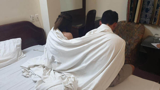 4. Chủ khách sạn điều nhân viên bán dâm: Bà Tăng Thị Hà, 49 tuổi bị Công an thị xã Kỳ Anh khởi tố, cấm đi khỏi nơi cư trú về hành vi Chứa mại dâm. Tối 6/8, công an bắt quả tang hai đôi nam nữ bán dâm trong phòng nghỉ có dịch vụ xông hơi, massage ở tổ dân phố Đông Trinh do bà Hà làm chủ. Bà Hà là người điều nhân viên khách sạn phục vụ, tiền "đi khách" 400.000 đồng một lượt, bà Hà lấy một nửa. (Ảnh minh họa).