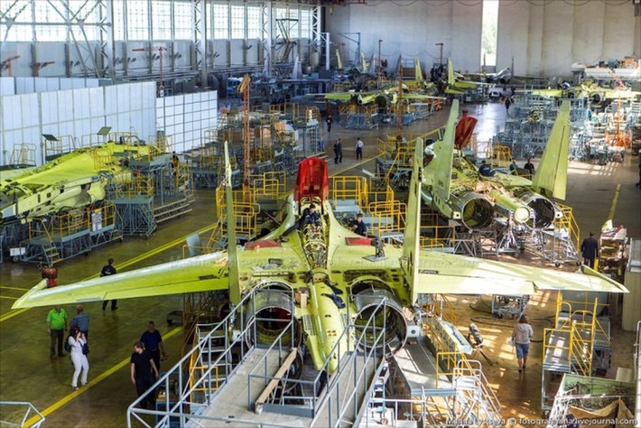 Tập đoàn chế tạo máy bay Thống nhất (UAC) mới đây đã thu hút sự quan tâm tới từ báo chí khi tuyên bố đã bàn giao lô máy bay chiến đấu Su-35 thứ hai trong năm nay cho Bộ Quốc phòng Nga.