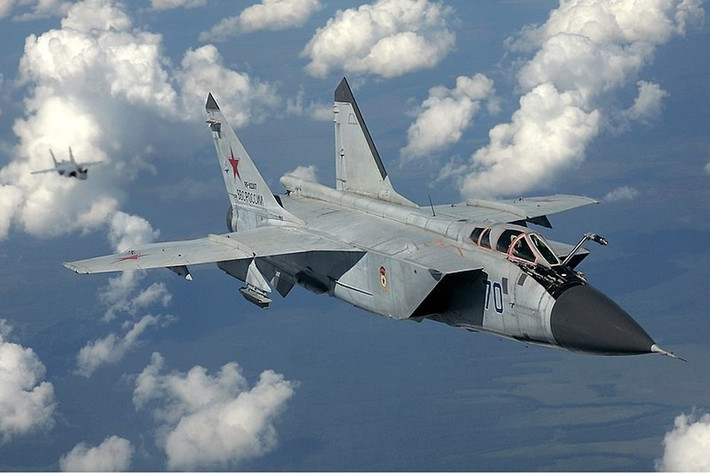 Trong khi Su-57 chưa thực sự sẵn sàng đảm nhiệm mọi vai trò đúng như thiết kế, khi phải chờ động cơ Izdeliye-30 hoàn thiện, biên đội kết hợp MiG-31 và Su-35 đang mang tới lợi thế cực lớn cho Không quân Nga, giúp Moskva tự tin sẽ áp đảo những chiếc F-16 sắp tham chiến.
