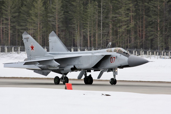 Bên cạnh Su-35, Tập đoàn công nghệ nhà nước Rostec còn cho biết tiêm kích đánh chặn thế hệ thứ tư MiG-31 Foxhound khi được trang bị hệ thống tên lửa Kinzhal đã thể hiện rất tốt vai trò mới của mình đó là máy bay tấn công mặt đất trên chiến trường Ukraine.