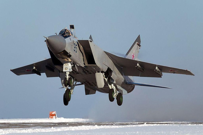 Theo chuyên gia quân sự người Nga Anatoly Matviychuk, MiG-31 cho phép Lực lượng Hàng không Vũ trụ Nga kiểm soát hoàn toàn tình hình trên bầu trời, vượt ra ngoài tính năng tiêm kích phòng không như thiết kế ban đầu.