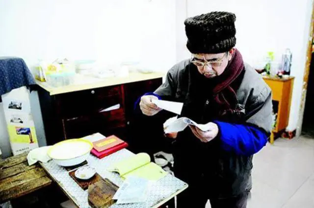 Ông Vương phát hiện ra đó không phải là sắt vụn mà là những thanh sắt bị gỉ nặng khoảng 3,5 kg, trong lõi có ánh vàng.