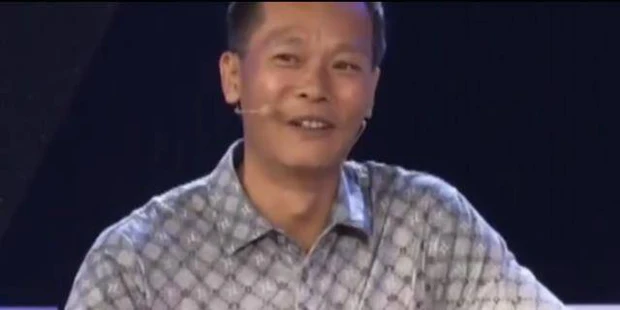 Trong chương trình thẩm định cổ vật, một người đàn ông đã đem đến một món đồ kỳ lạ, một "chiếc tăm" gia truyền của tổ tiên để kiểm tra giá trị thực sự của nó.