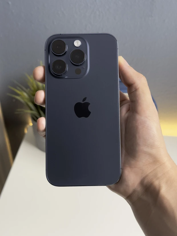 Phiên bản iPhone 15 Pro Max màu xanh dương được phác họa với màu xanh lam tương tự như các mẫu iPhone 12 Pro trước đó, nhưng có sự bổ sung của tông màu xám, tạo nên một sự kết hợp hài hòa và tinh tế.